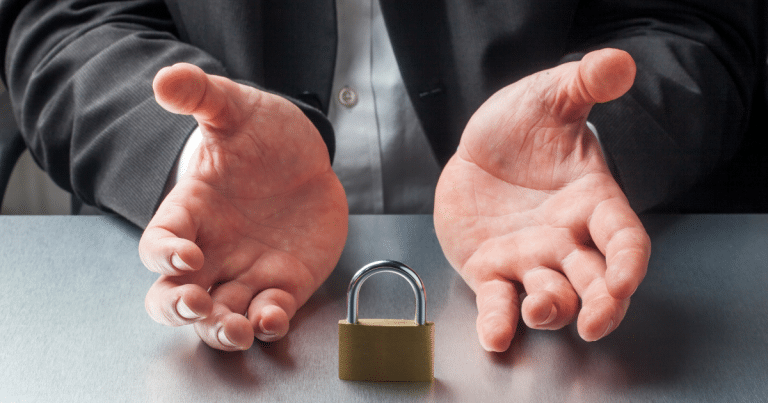 Protégez votre entreprise : les 5 clauses fondamentales à examiner avant la signature d’un contrat.